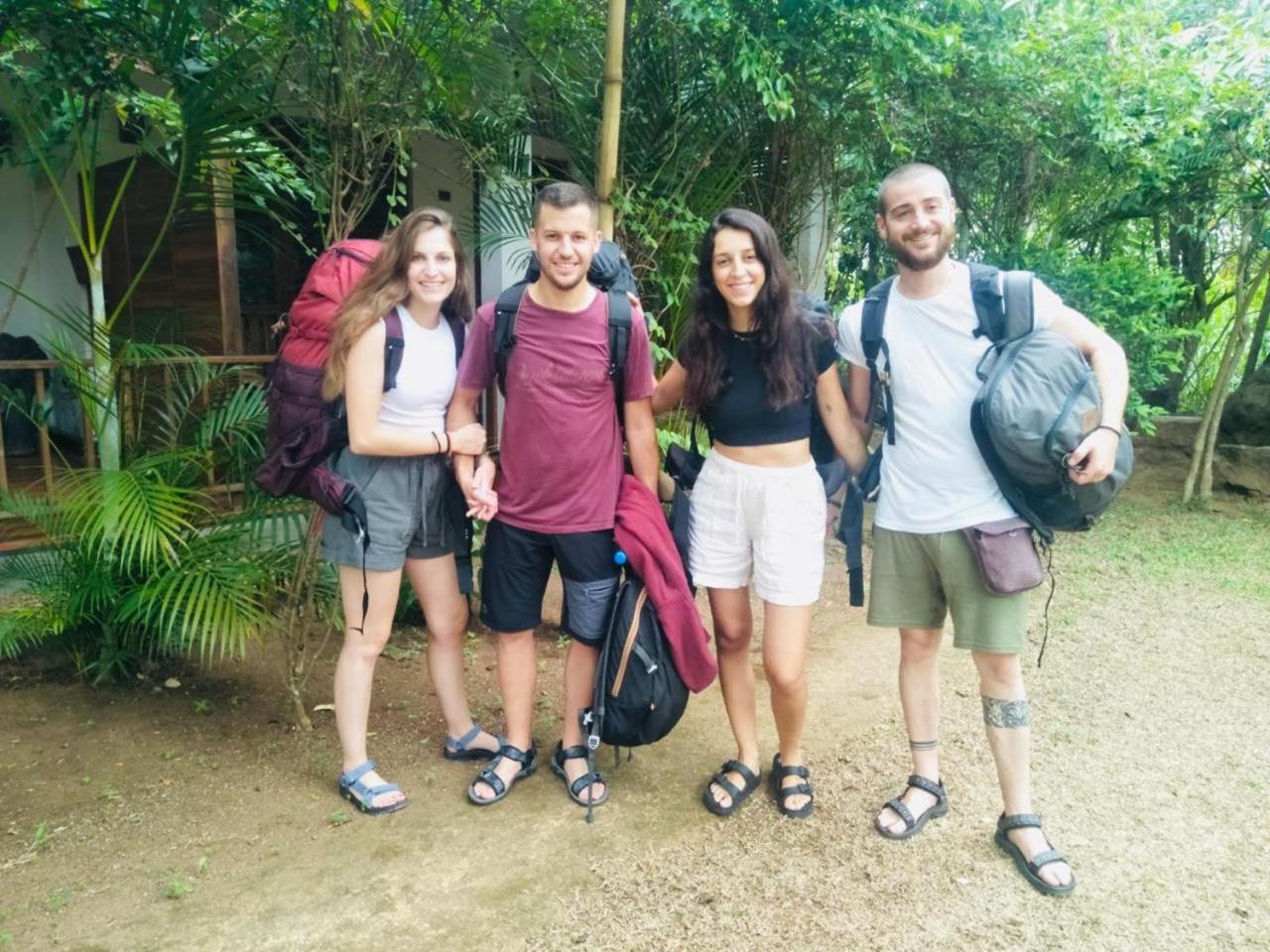 Woodholic Homestay Сигирия Екстериор снимка